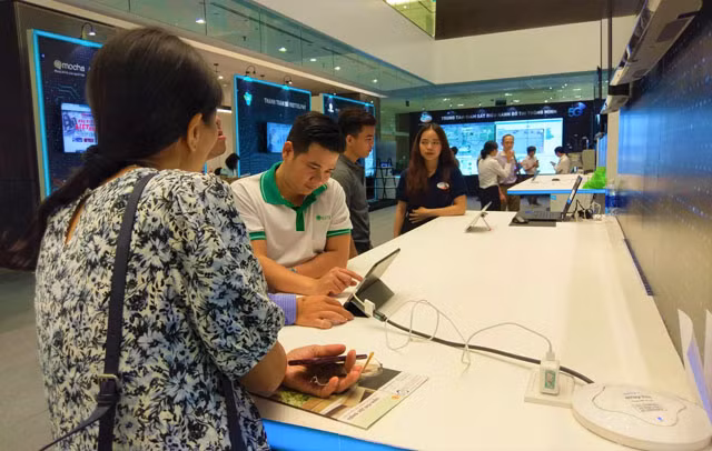 tp.hcm: lan dau thu nghiem mang 5g, nguoi dan "loay hoay" voi cong nghe hinh anh 5