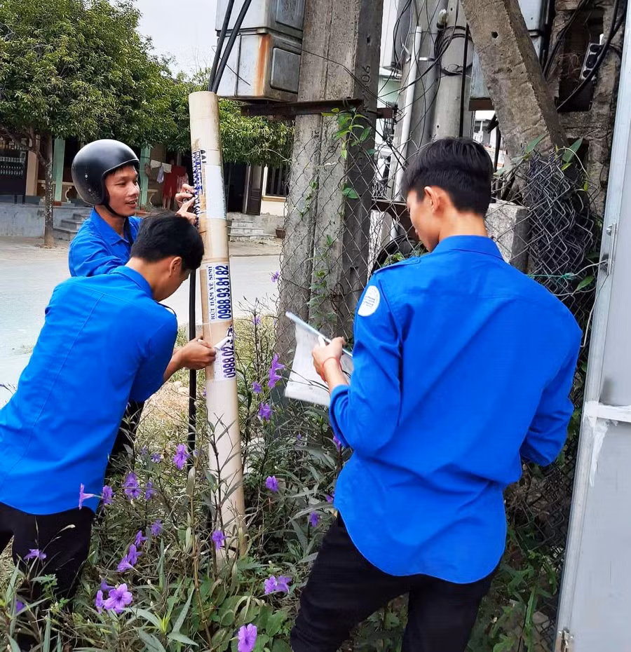 Đoàn viên thanh niên ra quân dọn dẹp tờ rơi quảng cáo