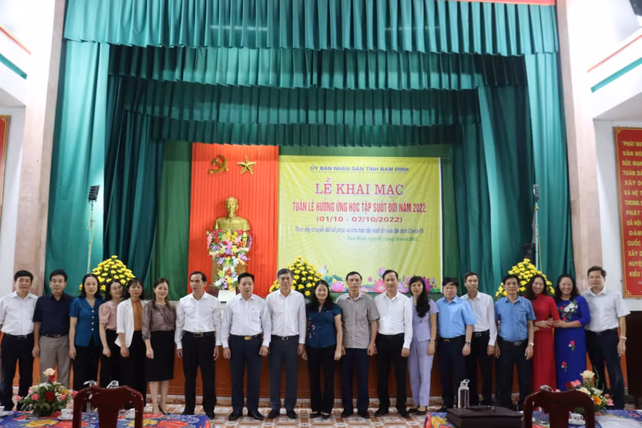 Các đại biểu tham dự lễ khai mạc chụp ảnh lưu niệm.