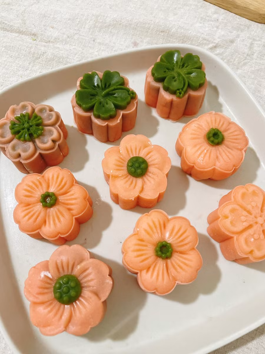 Những chiếc bánh hình hoa đào có nhân kem phô mai trà xanh béo ngậy. Những chiếc bánh hình hoa đào có nhân kem phô mai trà xanh béo ngậy.
