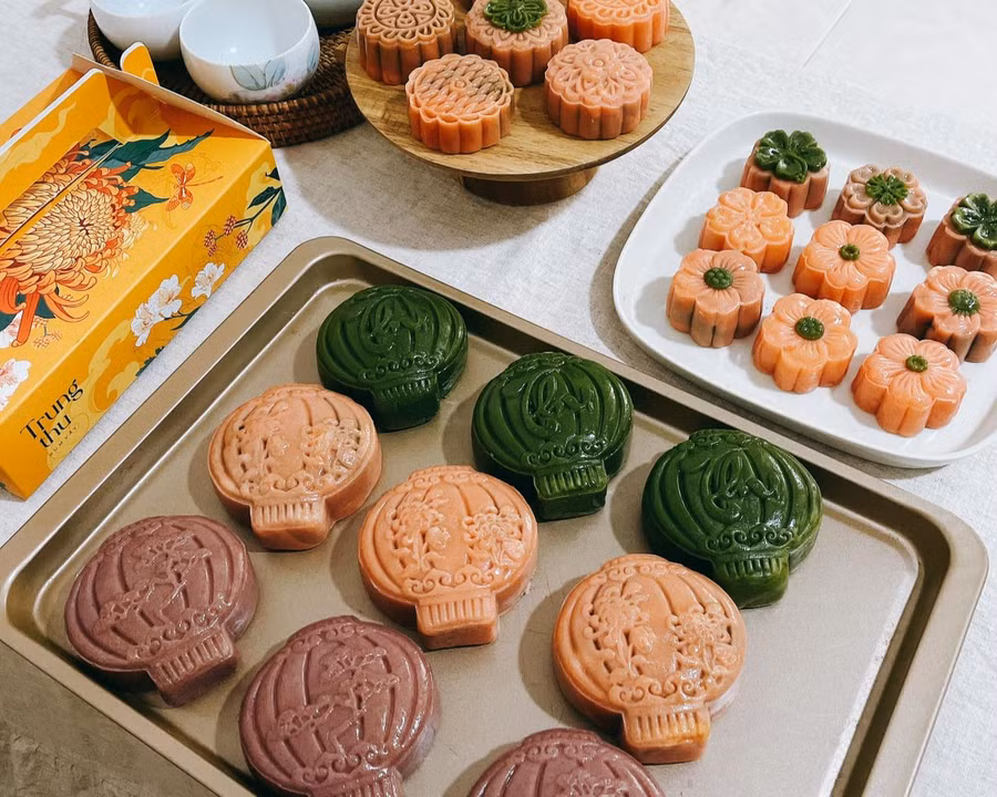 Màu sắc vỏ bánh được tạo nên bởi bột dâu tây, bột khoai tím và bột trà xanh cực hút mắt.