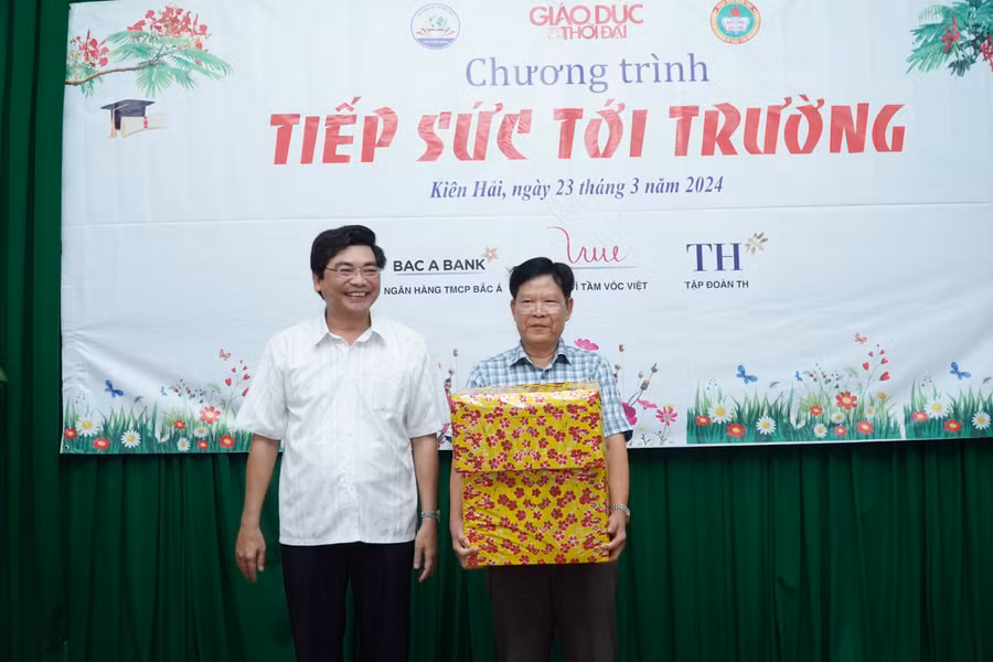 Dịp này, ông Trần Thanh Bình thay mặt Công đoàn Ngành Giáo dục TP Cần Thơ trao tặng 30 bộ áo dài cho các cô giáo xã đảo An Sơn, huyện Kiên Hải.