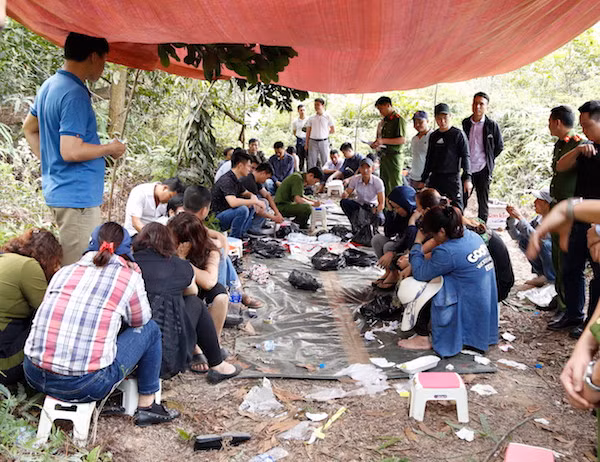 24 đối tượng đánh bạc đã bị lực lượng chức năng bắt giữ (Ảnh: CA cũng cấp)