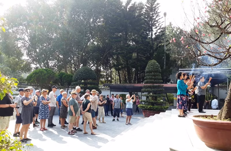 Rất nhiều đoàn du khách nước ngoài đến thắp hương, tham quan tại Di tích lịch sử Ngã ba Đồng Lộc.