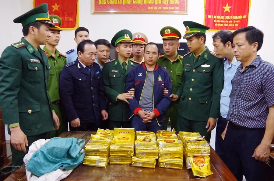 Đối tượng Vangchuegang Briachear cùng tang vật 294 kg ma túy đá