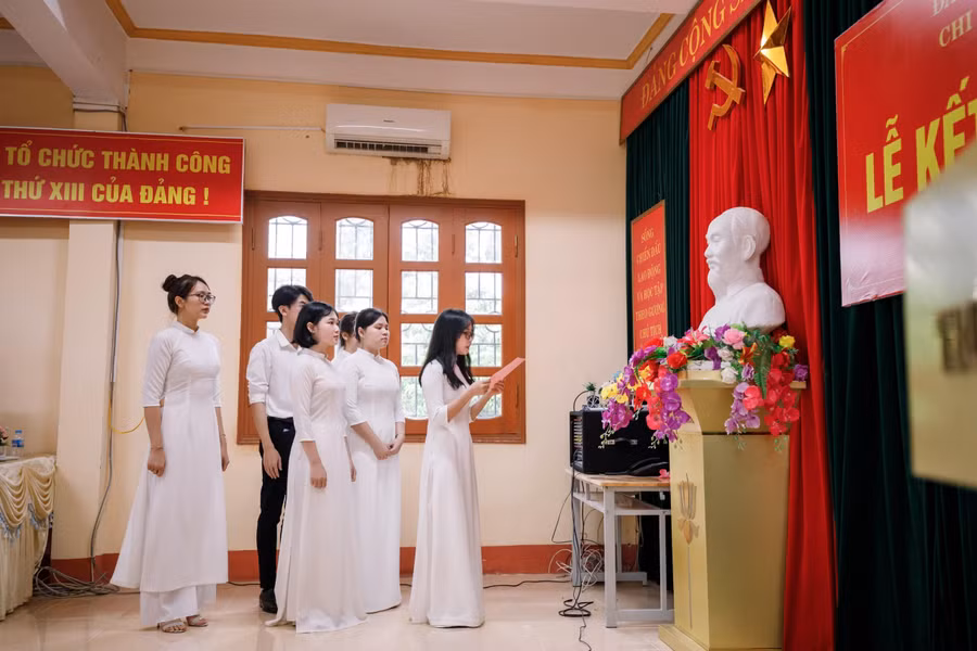 Đảng viên mới đọc lời tuyên thệ