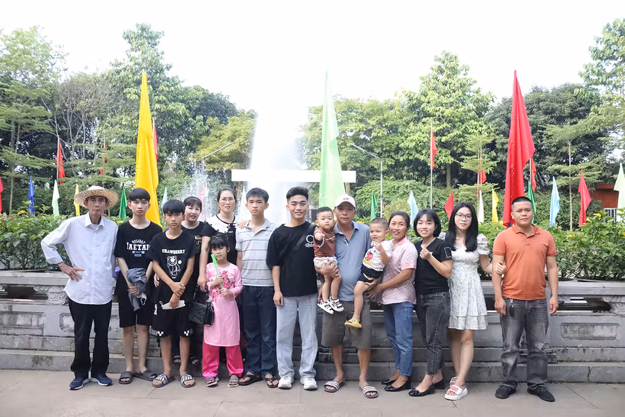 Một gia đình ở TP Vinh chụp ảnh lưu niệm tại Khu di tích lịch sử quốc gia đặc biệt Kim Liên. Ảnh: Phạm Tâm.