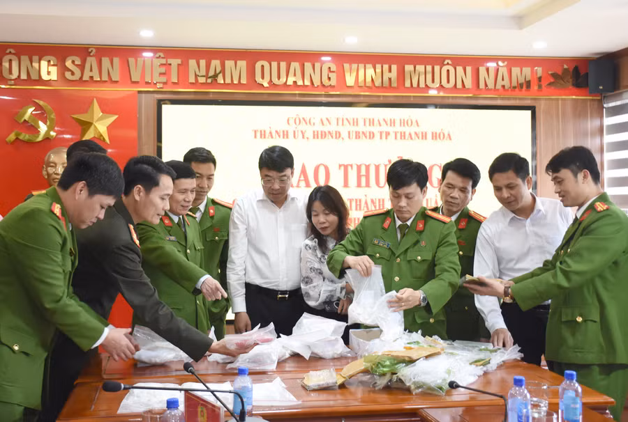 Tang vật vụ án công an TP Thanh Hoá vừa triệt phá. (Ảnh: CATH).