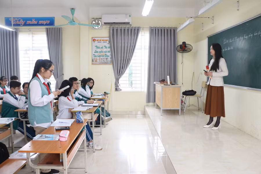 Hiện tại, Trường THCS Sơn Tây đang hoàn thành chương trình theo thời khóa biểu các môn học để tập trung ôn luyện cho học sinh khối 9. Hiện tại, Trường THCS Sơn Tây đang hoàn thành chương trình theo thời khóa biểu các môn học để tập trung ôn luyện cho học sinh khối 9.