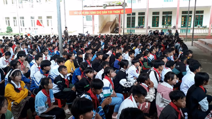 Học sinh Trường PTDTBT Tiểu học và THCS Khấu Ly trong một hoạt động tập thể. Học sinh Trường PTDTBT Tiểu học và THCS Khấu Ly trong một hoạt động tập thể.