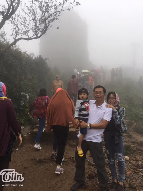 Cả gia đình chụp ảnh ở mây mù đèo Hải Vân.