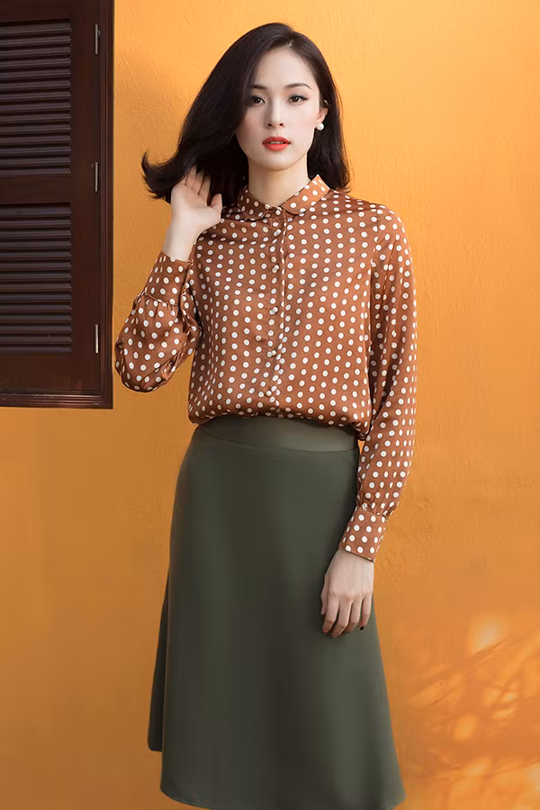 Phong cách dịu dàng của Hạ Vi lại là gợi ý thú vị cho các bạn gái yêu thích trang phục thuộc phong cách cổ điển với áo chấm bi đi cùng chân váy bút chì.