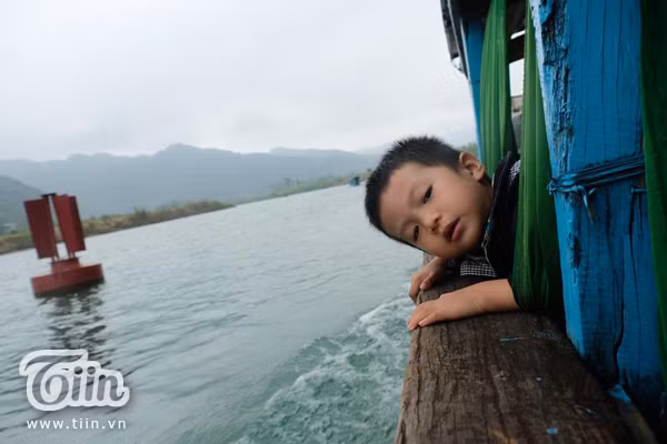 Dù mới 4 tuổi nhưng bé đã đi một quãng đường xa cùng bố mẹ và trộm vía không gặp vấn đề về sức khỏe.