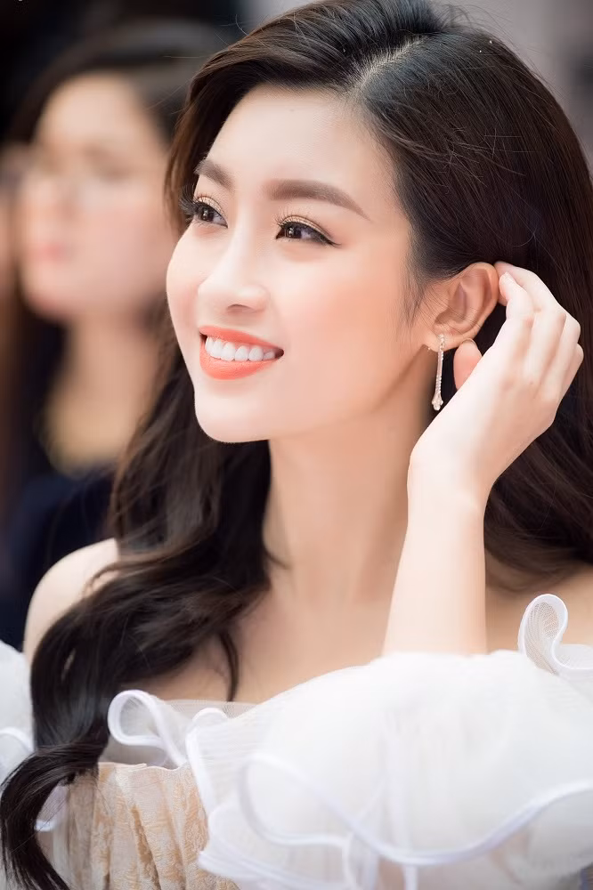 Hoa hậu Đỗ Mỹ Linh trò chuyện vui vẻ cùng thủ môn Bùi Tiến Dũng lại gây "bão mạng" ảnh 2