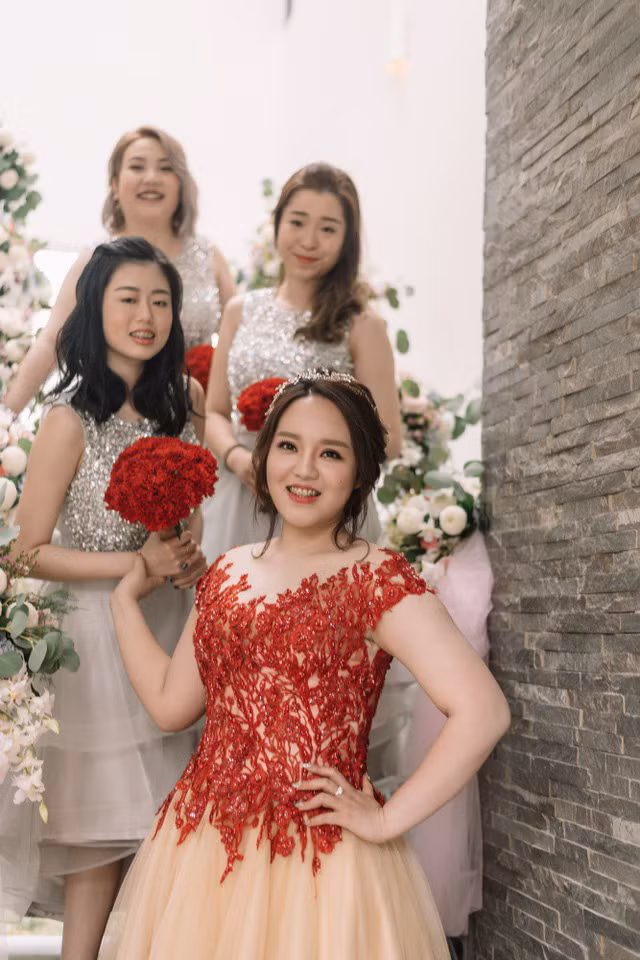 Mức giá cho trang phục của cô dâu, chú rể và các phù dâu chạm ngưỡng tỷ đồng. Cả hai mong muốn sở hữu những trang phục này theo ý mình, chứ không chỉ thuê hay chỉnh sửa trên những thiết kế có sẵn.
