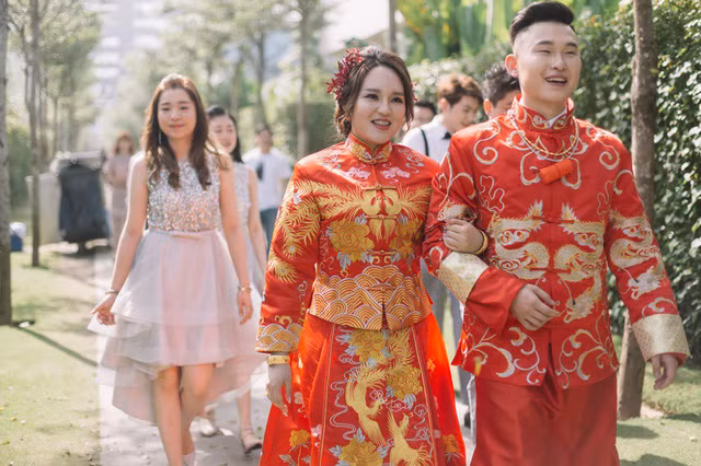 Bộ váy truyền thống của Trung Hoa sử dụng loại vải lụa óng ánh, với những hình ảnh rồng phượng thêu nổi được những người thợ lành nghề thực hiện mất nhiều tuần lễ.