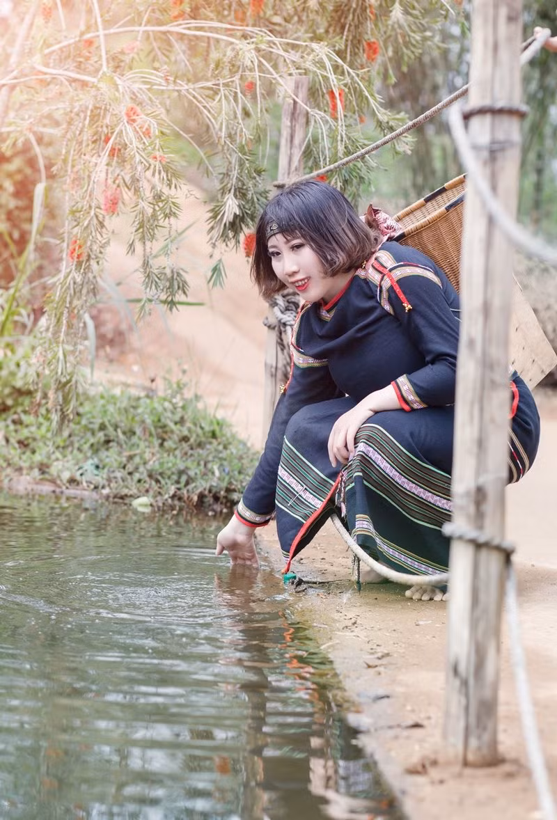 9x khoe vẻ đẹp núi rừng Tây Nguyên qua trang phục truyền thống Ê Đê ảnh 10