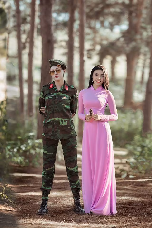 Vẻ mạnh mẽ của một nữ quân nhân và nét dịu dàng của người con gái yêu chuộng áo dài cùng tồn tại song song trong Trần Thị Giao Linh.