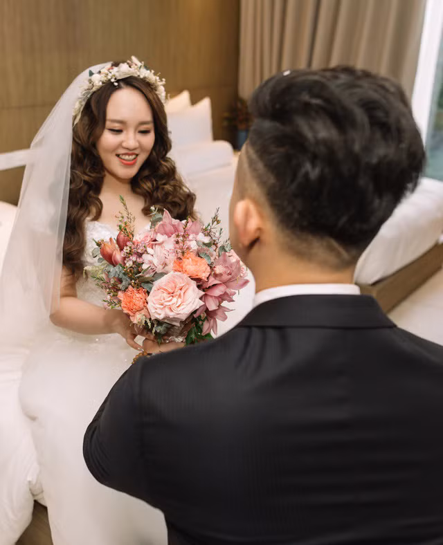Riêng về trang phục cưới, Jefl tiết lộ anh đã chuẩn bị 5 bộ váy cưới được đặt riêng từ những nhà thiết kế để dành tặng cho vợ mình.