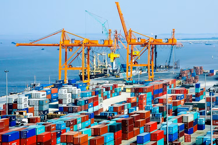 Việc phụ thuộc lớn vào nguyên, nhiên liệu nhập khẩu là nguyên nhân khiến nhập siêu luôn tăng cao.