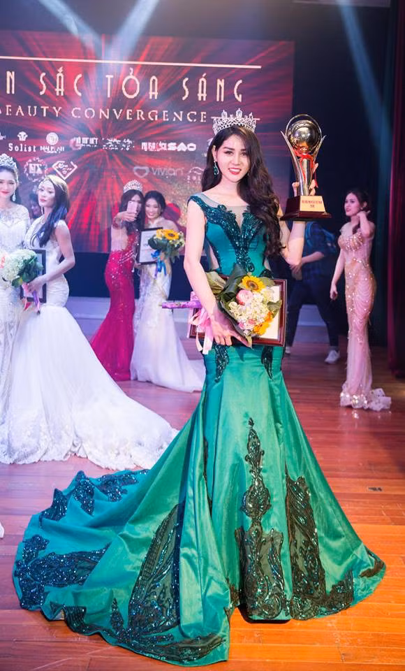 Hà Vy từng đoạt giải Á khôi thời trang