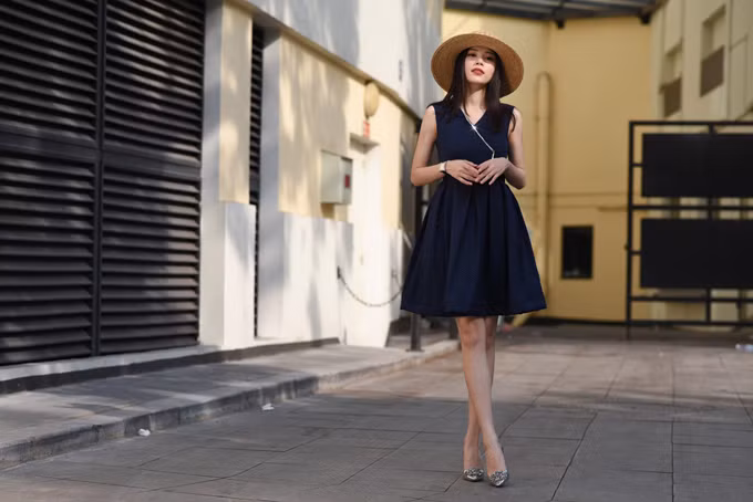Lấy cảm hứng từ vẻ đẹp kinh điển của mốt váy xòe vintage, nhà mốt Việt đã mang tới kiểu váy ngắn, sát nách mang lại sự trẻ trung cho bạn gái. 6 kiểu trang phục xây dựng nét hiện đại cho nàng văn phòng - 7