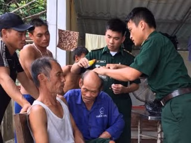 Thượng úy Hùng cùng đồng đội giúp đỡ dân từ việc nhỏ nhất