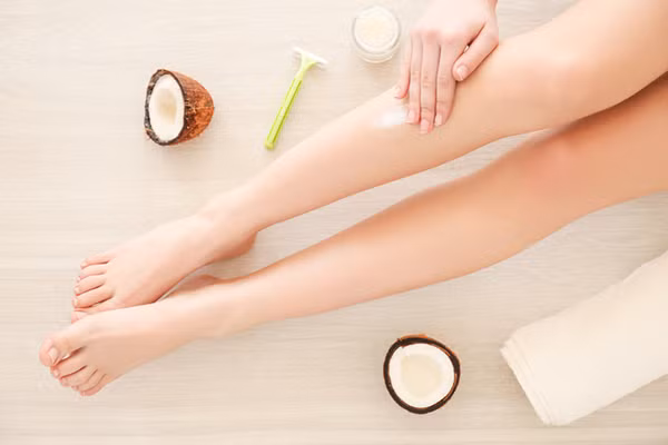 Dầu dừa Dầu dừa rất giàu vitamin E và các axit béo, vừa nuôi dưỡng, giúp làm mềm da, vừa cải thiện sắc tố da.