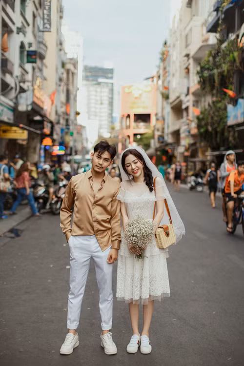 Ngọc Phước và Anh Thư thực hiện bộ ảnh cưới lấy bối cảnh là đường phố Sài Gòn một ngày đẹp trời với phong cách trẻ trung, năng động nhưng chính tính cách của đôi uyên ương.