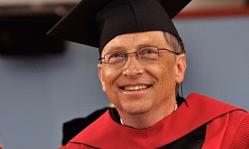 Bill Gates nhận bằng danh dự của Đại học Harvard năm 2007. Ảnh: CNBC