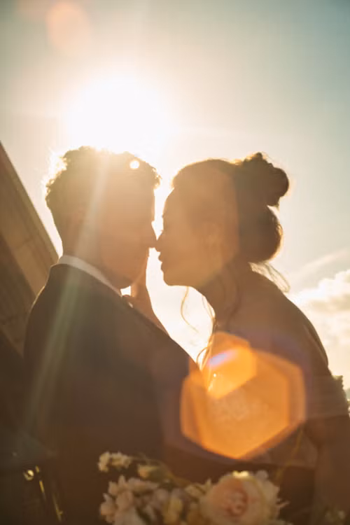 "Nàng Lọ Lem" được nhắc đến trong câu chuyện chính là Ngọc Lê, sinh ra và lớn lên tại Việt Nam, đang học tập tại Australia. Và anh chàng "hoàng tử" ngoại quốc kia chính là Andrew. Cả hai đến với nhau không từ một lời mai mối hay giới thiệu nào cả, mà sau một lần "Alo nhầm số"trong lúc cô đang làm housekeeper (dọn phòng khách sạn). Số thì nhầm, nhưng duyên số giữa cặp đôi này hẳn là không nhầm. Ngọc Lêlà một cô gái Việt, đang sống tại Australia. Còn Andrew là người Mỹ đến xứ sở chuột túi để học tập. Cả hai biết đến nhau trong một lần Andrew gọi điện thoại nhầm vào số của Ngọc. Sau đó, họ giữ liên lạc và nói chuyện qua lại, nhưng cũng chỉ ở mức độ nhắn tin 2-3 ngày mới trả lời.
