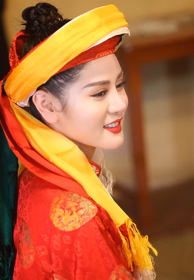 Hà Vy có khuôn mặt đẹp nên khi mặc trang phục cô đồng rất thu hút.