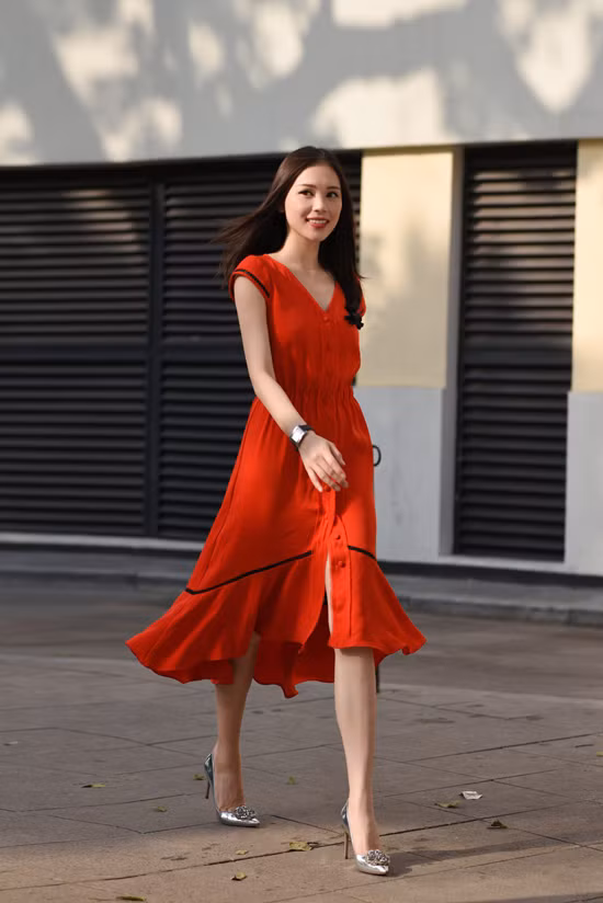Đi kèm chất liệu vải lụa thoáng mát, phần tạo phom thân váy rộng kết hợp với chi tiết xẻ tà mang lại cảm giác thoải mái cho người sử dụng. 5 set đồ xây dựng nét hiện đại cho nàng văn phòng - 1