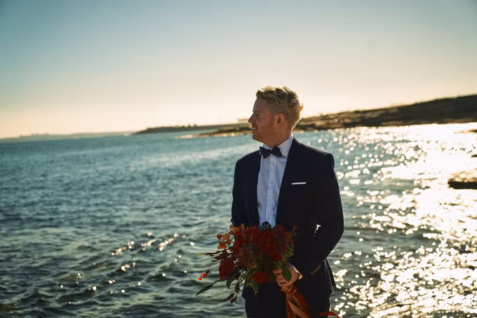 Thời tiết những ngày Ngọc và Andrew đi chụp ảnh cưới nắng nóng gay gắt, cộng thêm việc phải "trèo đèo, lội suối" khiến cô dâu, chú rể mệt phờ, nhưng vẫn cố gắng để có được những bức hình ưng ý. Thời tiết những ngày Ngọc và Andrew đi chụp ảnh cưới nắng nóng gay gắt, cộng thêm việc phải trèo đèo, lội suối khiến cô dâu, chú rể mệt phờ, nhưng vẫn cố gắng để có được những bức hình ưng ý.