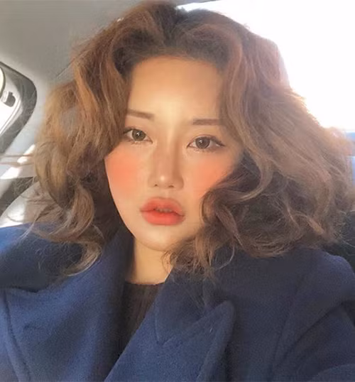Nhiều phong cách ăn mặc, trang điểm từ Kim Soo Hee được lan tỏa khắp châu Á. Nhiều phong cách ăn mặc, trang điểm từ Kim Soo Hee được lan tỏa khắp châu Á.