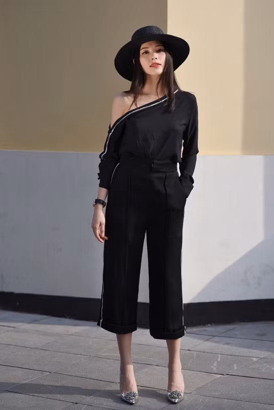Bên cạnh các mẫu váy kiểu dáng hiện đại, hợp xu hướng, bộ sưu tập còn giới thiệu kiểu áo lệch vai cá tính phối cùng quần ống lửng trang trí kẻ sọc ánh kim. 5 set đồ xây dựng nét hiện đại cho nàng văn phòng - 8