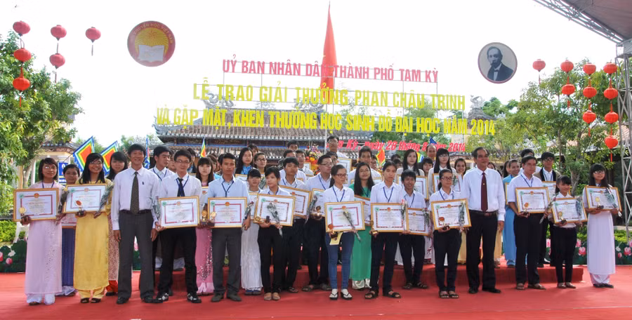 80 cán bộ, nghiên cứu sinh, sinh viên và học sinh được nhận giải thưởng Phan Châu Trinh năm 2014