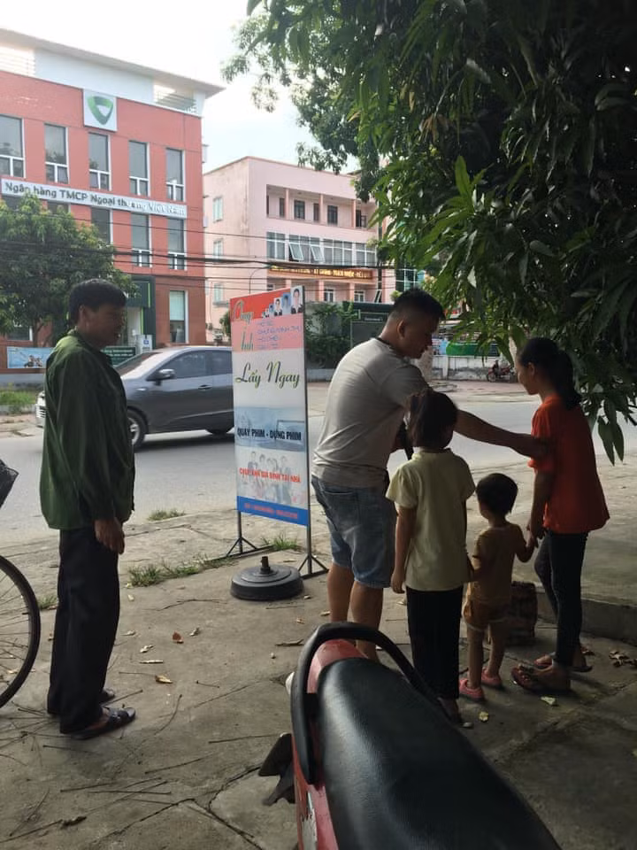 Ông bố đưa 3 con đi chụp ảnh khiến mọi người cảm động.