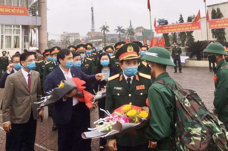 Lãnh đạo tặng hoa chúc mừng các tân binh.