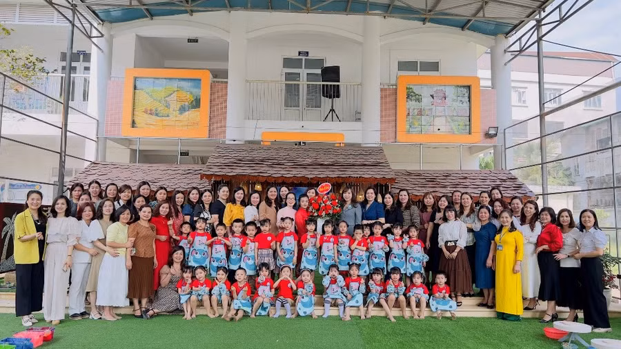 Hai huyện Gia Lâm và Thạch Thất cùng nhau học hỏi kinh nghiệm và trao đổi chuyên môn thông qua các chuyên đề. Hai huyện Gia Lâm và Thạch Thất cùng nhau học hỏi kinh nghiệm và trao đổi chuyên môn thông qua các chuyên đề.