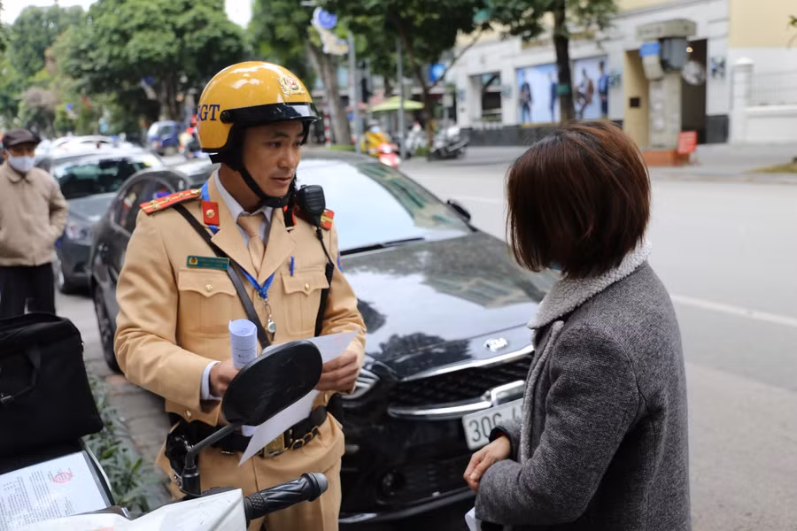Hà Nội ra quân phạt nguội các xe dừng, đỗ sai quy định ảnh 6