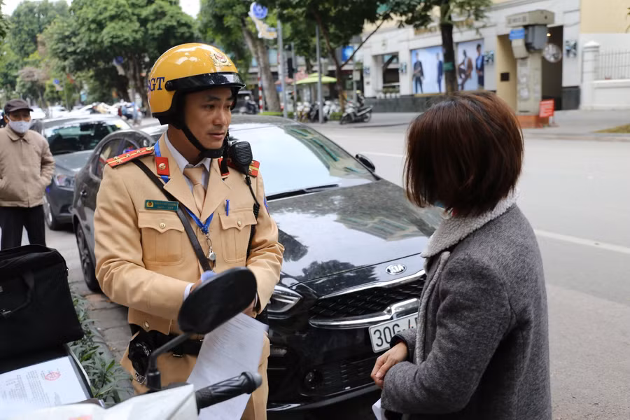 Mẫu giấy dán phạt nguội này nổi bật dễ nhìn có thể chịu được nhiệt trong thời tiết nóng và trong điều kiện thời tiết mưa nhỏ.