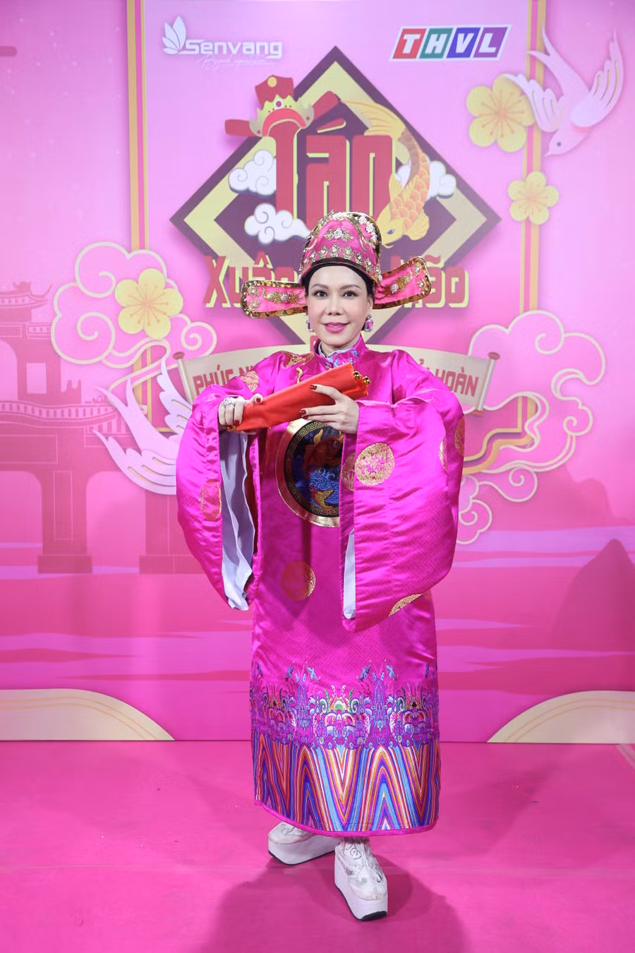 Táo Hồng do nghệ sĩ Việt Hương đảm nhận.