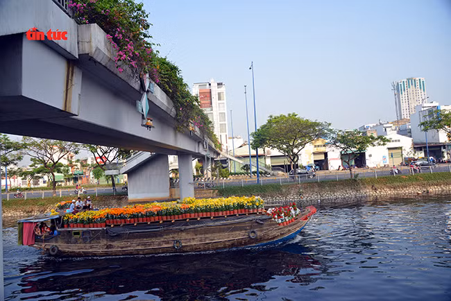 Nhộn nhịp chợ hoa Tết ‘trên bến dưới thuyền’ đầy sắc màu ở TP Hồ Chí Minh ảnh 3 Chú thích ảnh