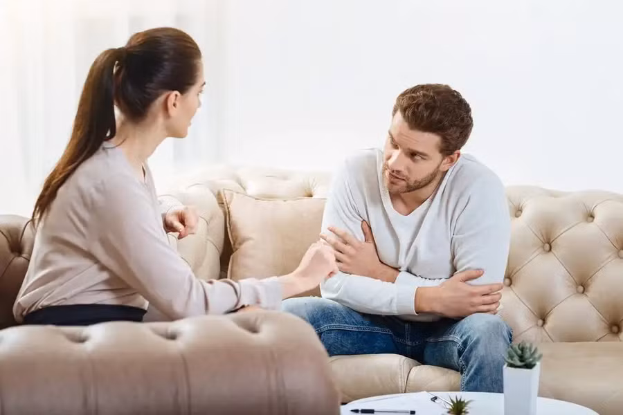 Tốt nhất bạn hãy quên người phụ nữ kia đi và tập trung năng lượng để đưa cuộc hôn nhân của bạn trở lại đúng hướng. (Ảnh: ITN).