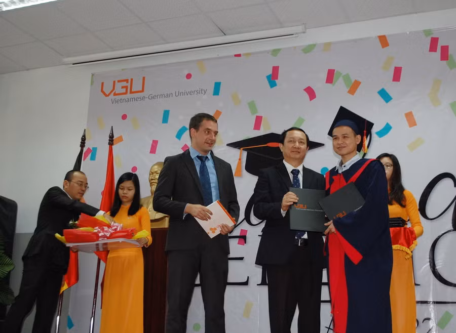 PGS.TS Huỳnh Thành Đạt - Phó Giám đốc Đại học Quốc gia TPHCM trao bằng cho tân thạc sĩ, cử nhân
