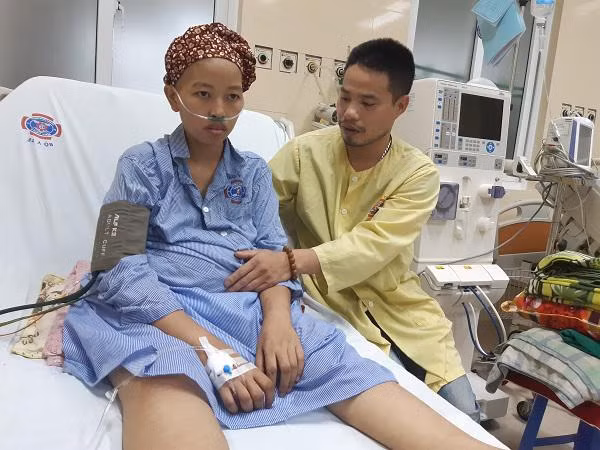 Mắc ung thư khi mang bầu, mẹ ngủ ngồi suốt 4 tháng để chờ con chào đời 