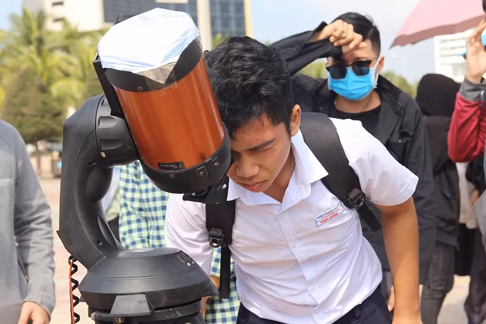 Nhiều em học sinh háo hức khi quan sát hiện tượng “độc đáo” này. Nhiều em học sinh háo hức khi quan sát hiện tượng “độc đáo” này.