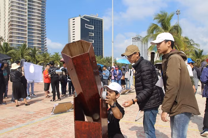 Với gần 30 kính chuyên dụng, 4 kính thiên văn… phục vụ việc quan sát một cách tốt nhất. Với gần 30 kính chuyên dụng, 4 kính thiên văn… phục vụ việc quan sát một cách tốt nhất.