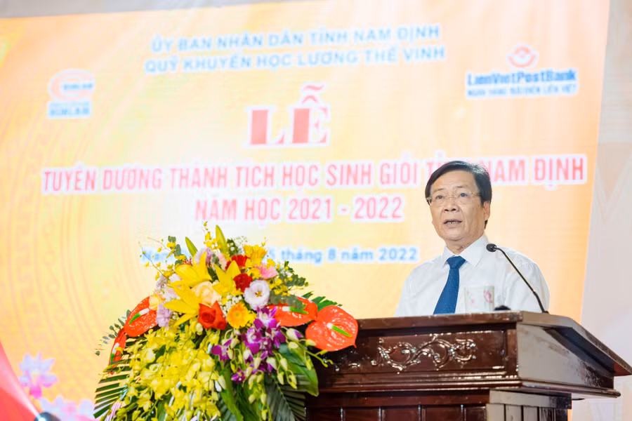 Giám đốc Sở GD&amp;ĐT Nam Định Cao Xuân Hùng nêu một số thành tích nổi bật của ngành Giáo dục Nam Định năm học vừa qua.